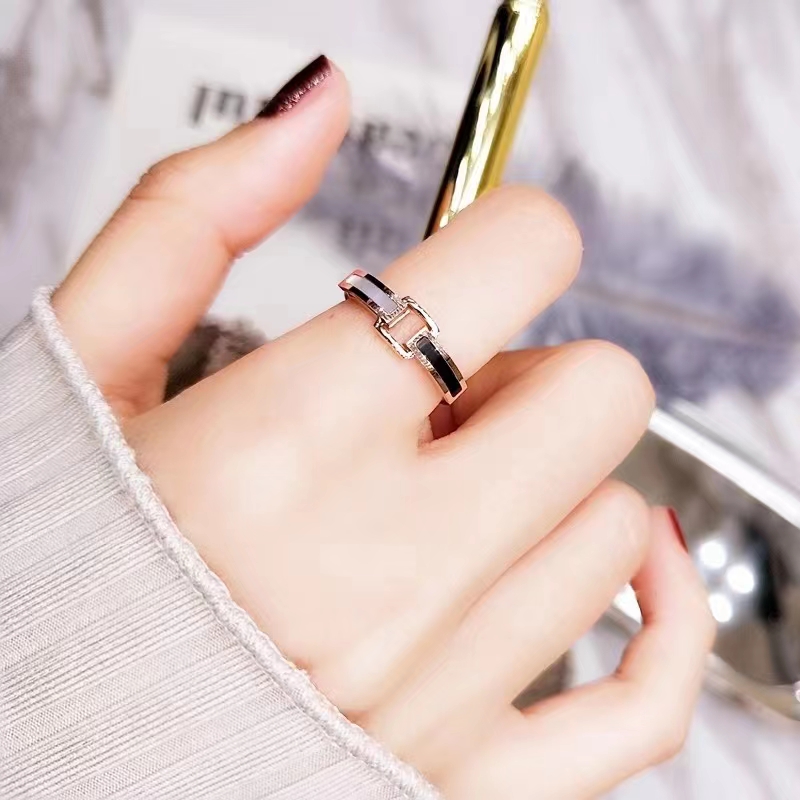The bracelet exudes a light luxury and high-end feel. It is made of titanium steel that does not fade and features an exquisite ins fashion design. The golden ring is simple and elegant for girls