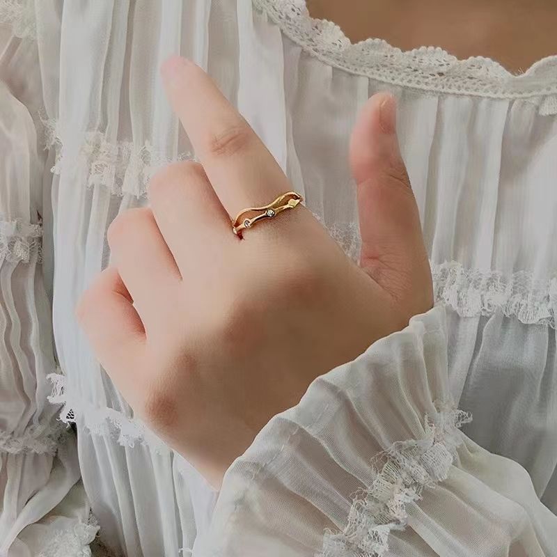 A fashionable, simple and individual titanium steel full diamond ring for women on Instagram, with a cold style and a niche design. It's a trendy food ring in silver