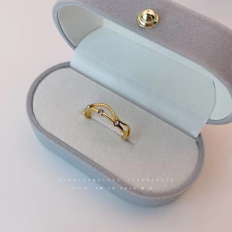This bracelet exudes a light luxury and high-end vibe. It is made of titanium steel, a niche product that does not fade, and features an exquisite, ins fashion design. It is a golden ring for girls