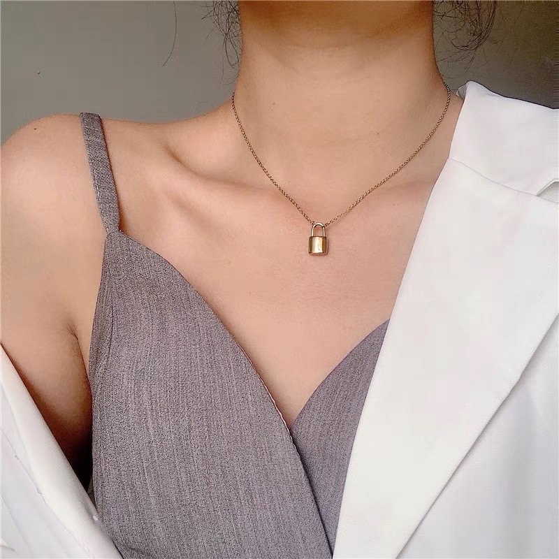 Titanium steel European and American simple and versatile classic small lock necklace, the same style as the trendy Instagram-worn collarbone chain by the Internet celebrity Hyuna details Picture