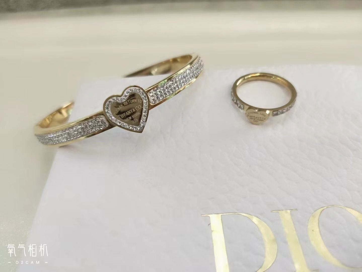 This bracelet features a light luxury and high-end titanium steel bracelet and ring. It is niche, does not fade, and is exquisite with an ins fashion design. It is a golden jewelry that is simple and elegant for girls