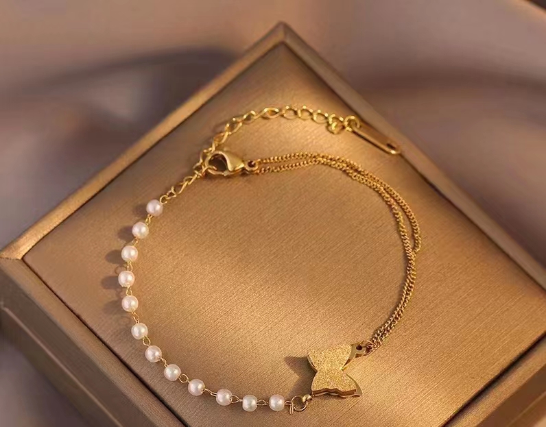 A niche design butterfly pearl bracelet for women, a titanium steel bracelet that doesn't fade, 2022 new style. A summer gift for your best friend