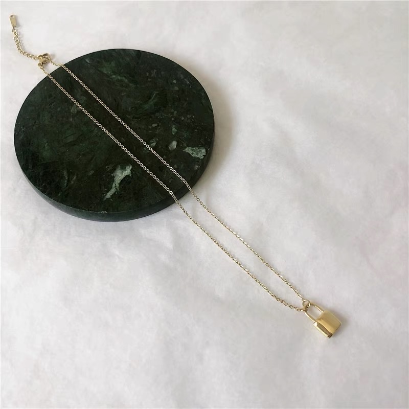 Titanium steel European and American simple and versatile classic small lock necklace, the same style as the trendy Instagram-worn collarbone chain by the Internet celebrity Hyuna Specification image