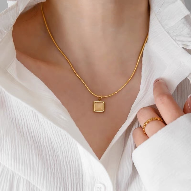 This high-end, exquisite and gentle square brand cat's eye stone 18K gold snake bone chain necklace is a women's collarbone chain and neck chain that does not fade details Picture