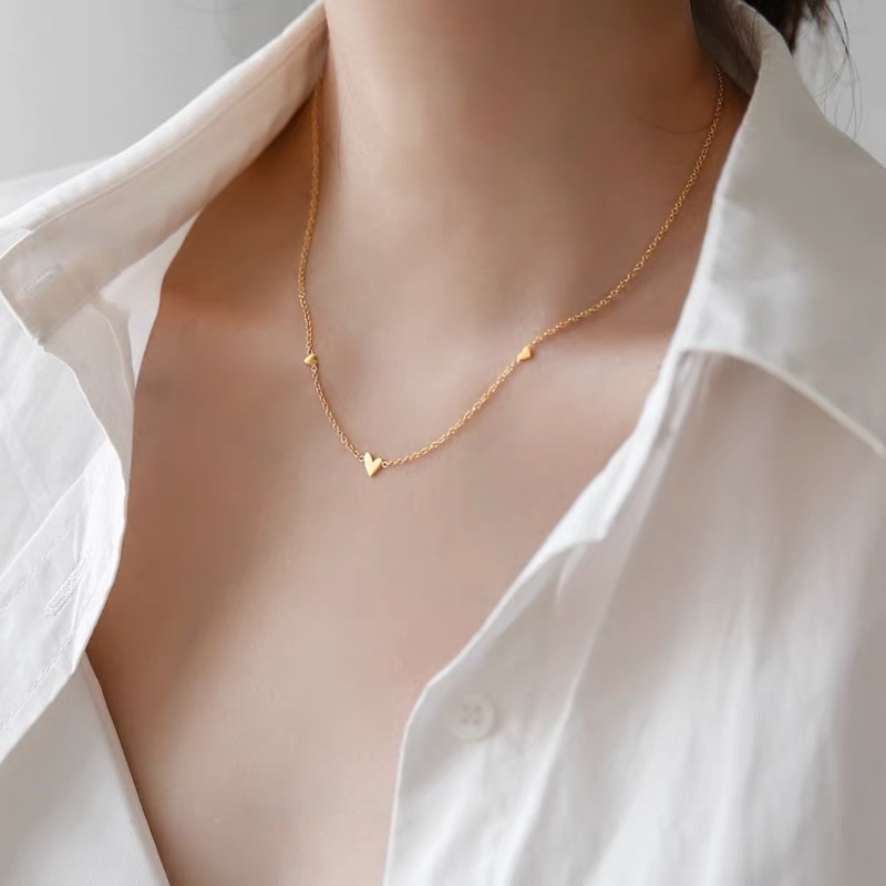 2022 Simple 3-heart-shaped necklace collarbone chain for women's summer, cold style, niche luxury and non-fading Valentine's Day