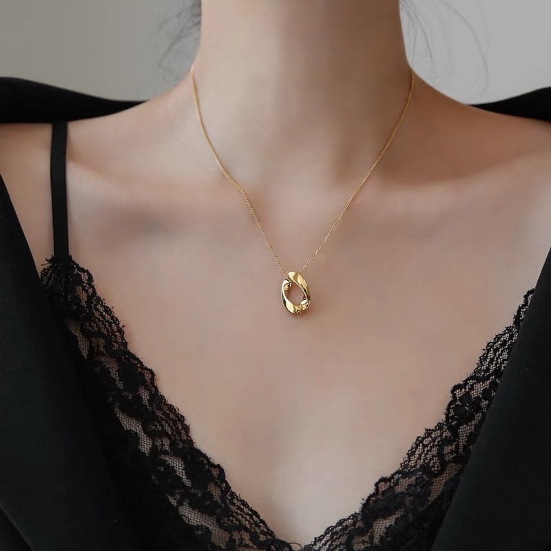 This is a simple summer necklace with a golden collarbone chain. It features a retro, niche, and light luxury design. It's a popular 2022 new style that won't fade Specification image