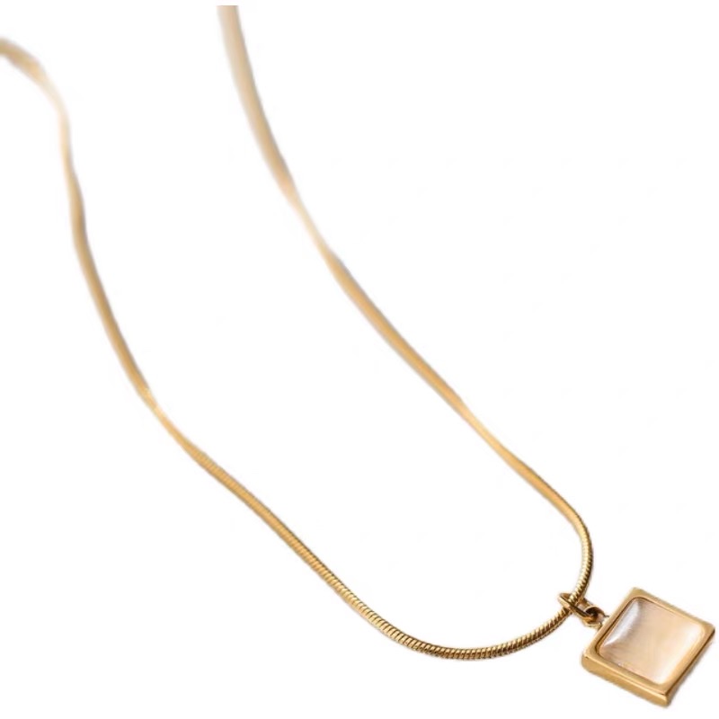 This high-end, exquisite and gentle square brand cat's eye stone 18K gold snake bone chain necklace is a women's collarbone chain and neck chain that does not fade Application Scenario
