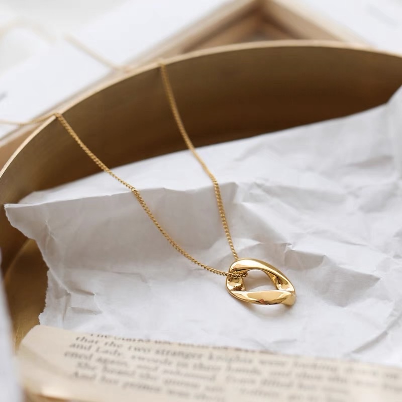 This is a simple summer necklace with a golden collarbone chain. It features a retro, niche, and light luxury design. It's a popular 2022 new style that won't fade details Picture
