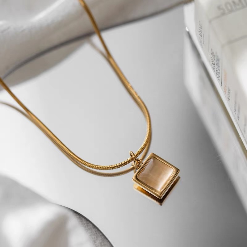 This high-end, exquisite and gentle square brand cat's eye stone 18K gold snake bone chain necklace is a women's collarbone chain and neck chain that does not fade Specification image