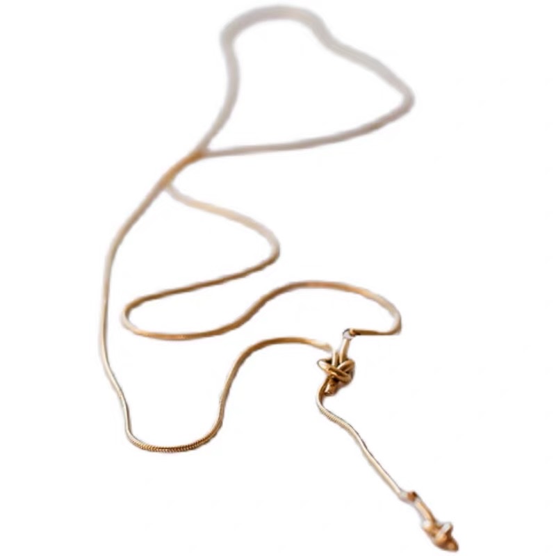This light luxury and niche knotted sweater chain is a long necklace for women. It features a minimalist and cold style, is versatile and trendy, and has a high-end design sense Application Scenario