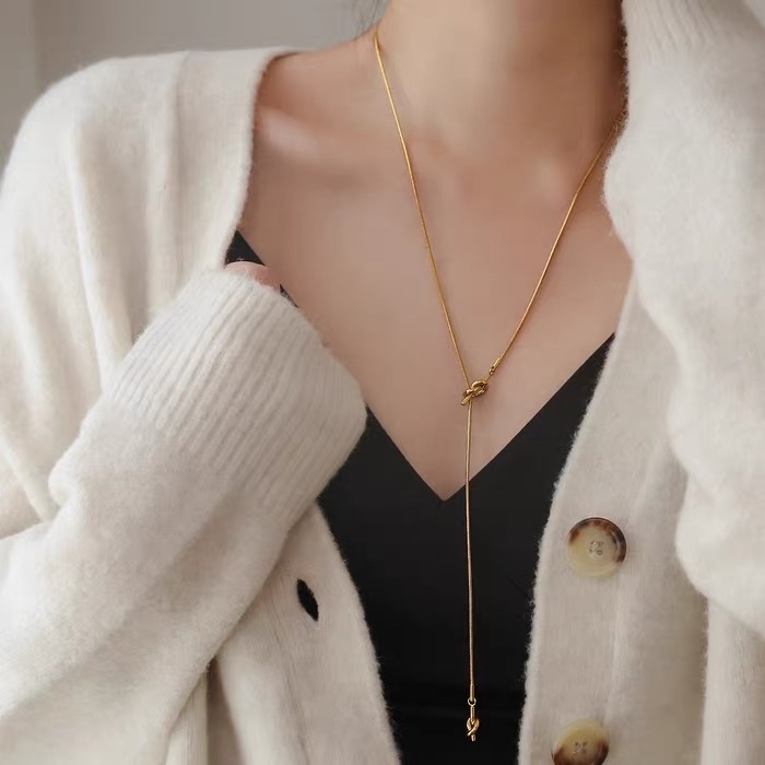 This light luxury and niche knotted sweater chain is a long necklace for women. It features a minimalist and cold style, is versatile and trendy, and has a high-end design sense details Picture