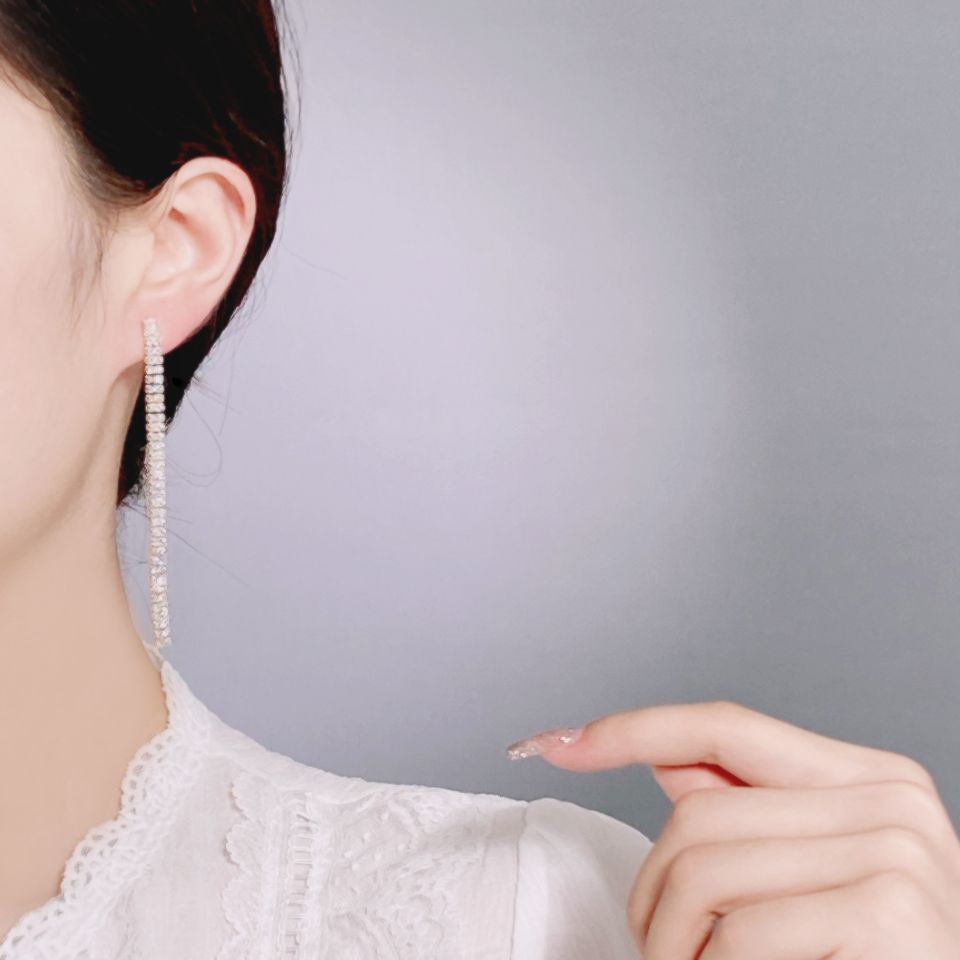 Zircon light luxury high-end mosquito-repellent incense plate ear clips, no ear holes, women's tassel long earrings, slimming, simple and elegant earrings Application Scenario