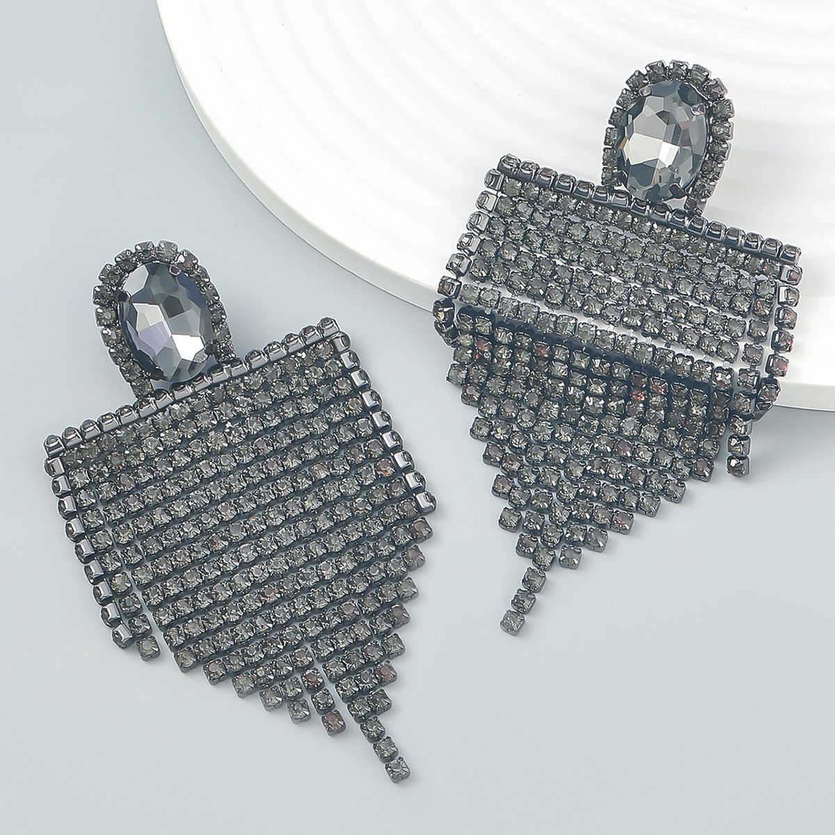 Super Flash Claw Chain Series alloy diamond-encrusted rhinestone tassel earrings, trendy European and American banquet earrings for women Application Scenario