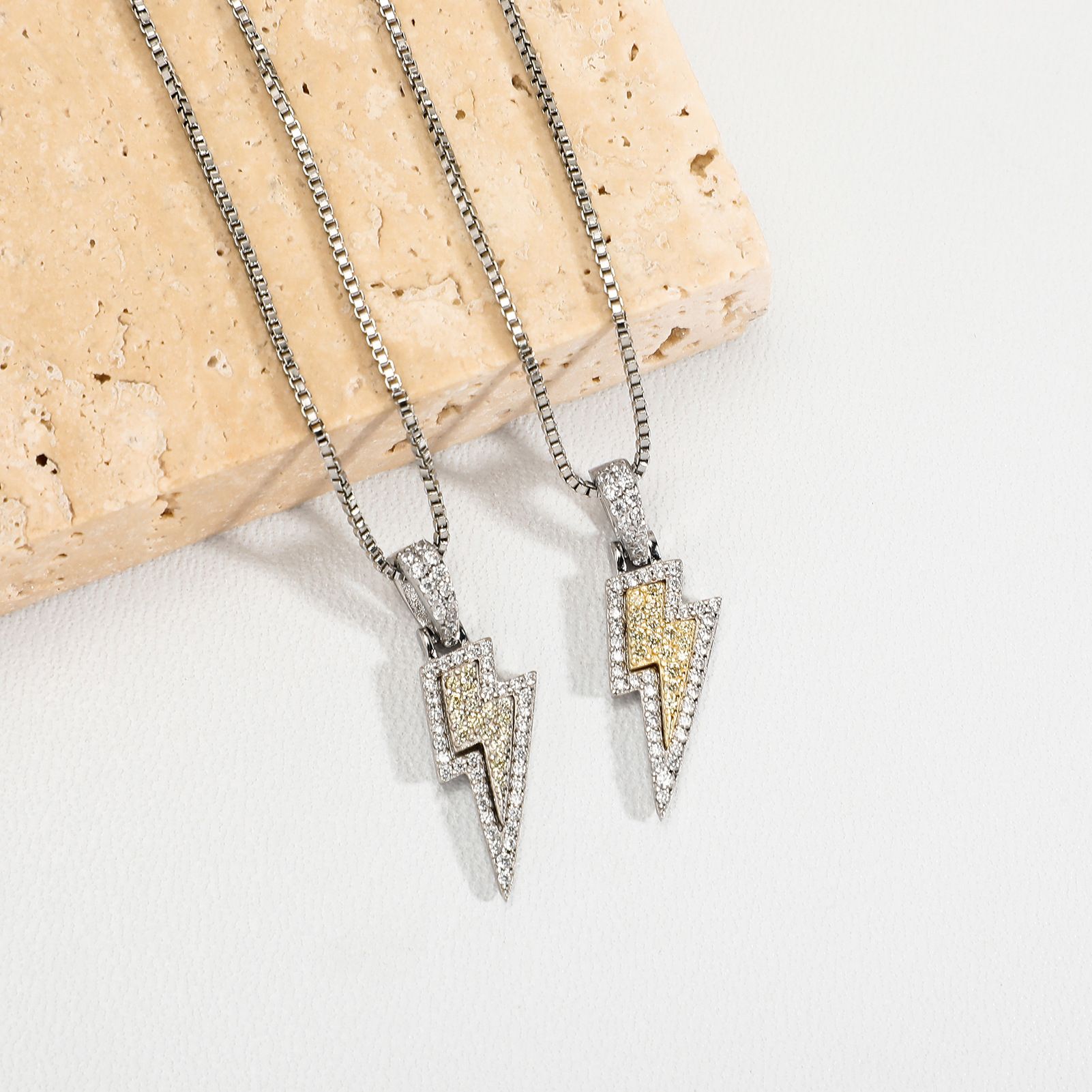 A cool street hip-hop pendant studded with diamond-encrusted lightning necklace