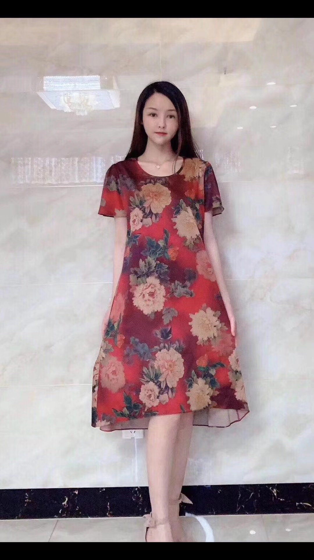 The short-sleeved silk-like dress is elegant