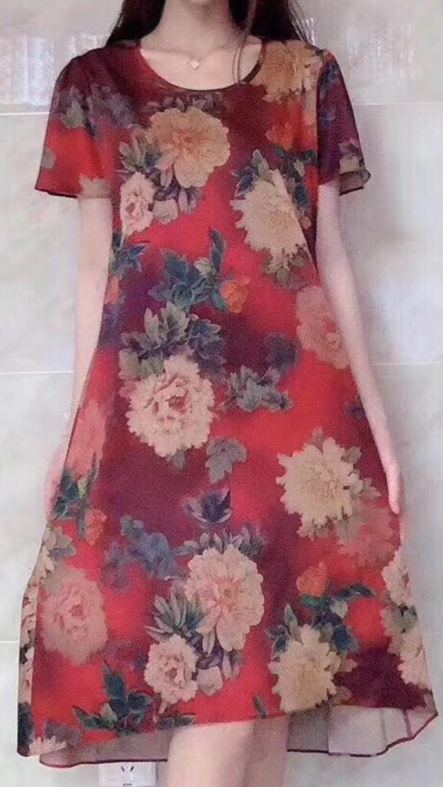 This fashionable and best-selling dress is a high-quality women's short-sleeved dress, exuding an air of nobility and wealth