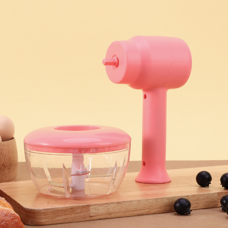 Holding a medium-sized vegetable cutter Item Picture