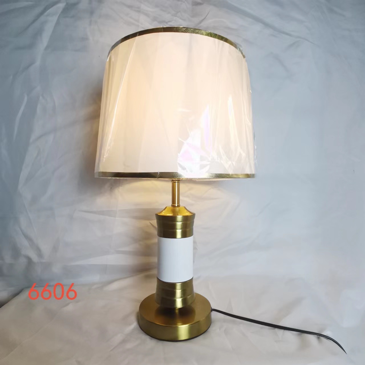 A retro black ironwork table lamp Item Picture