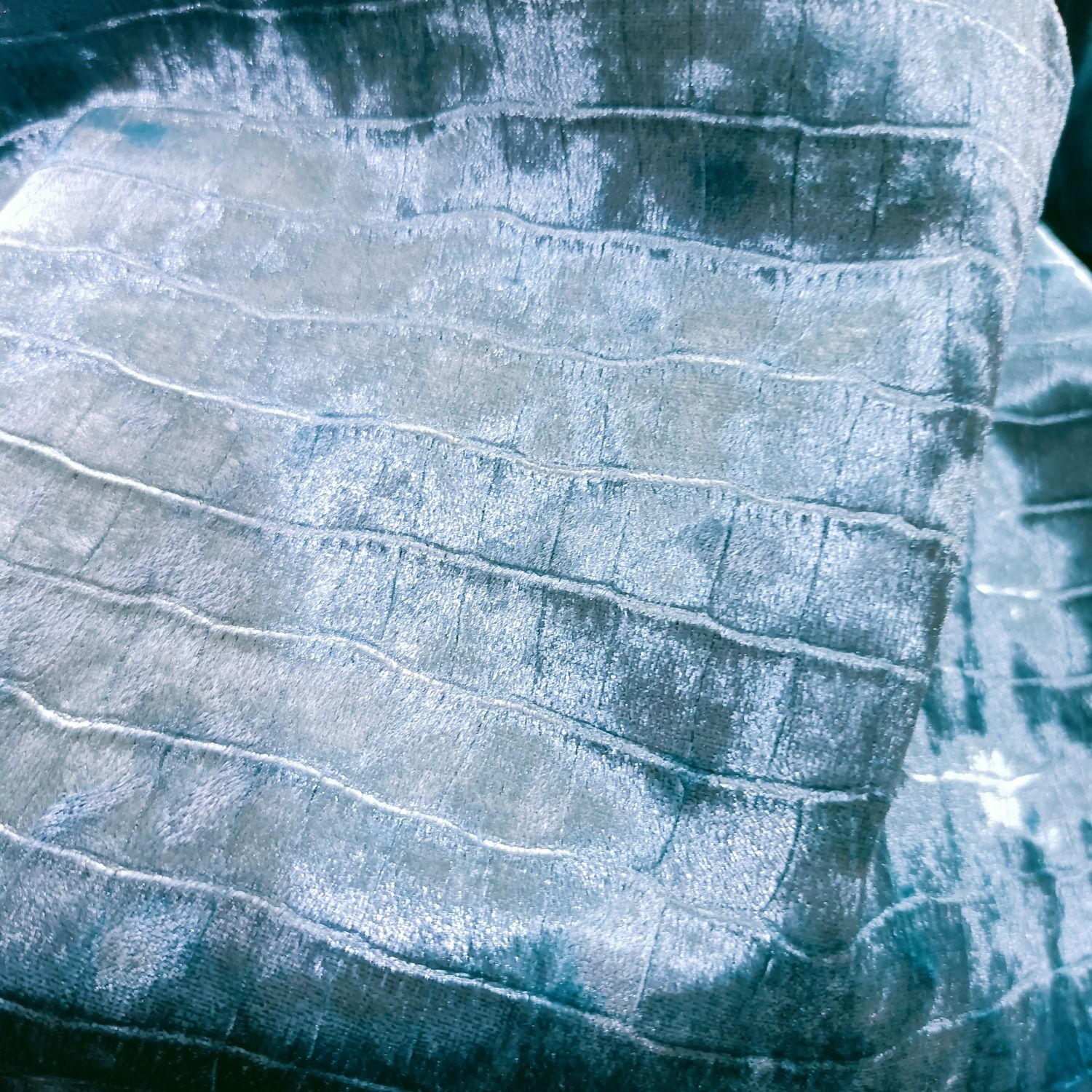 厂家直销植绒布，绒布压鳄鱼纹   丽丝绒等各种特殊面料欢迎订购详情4