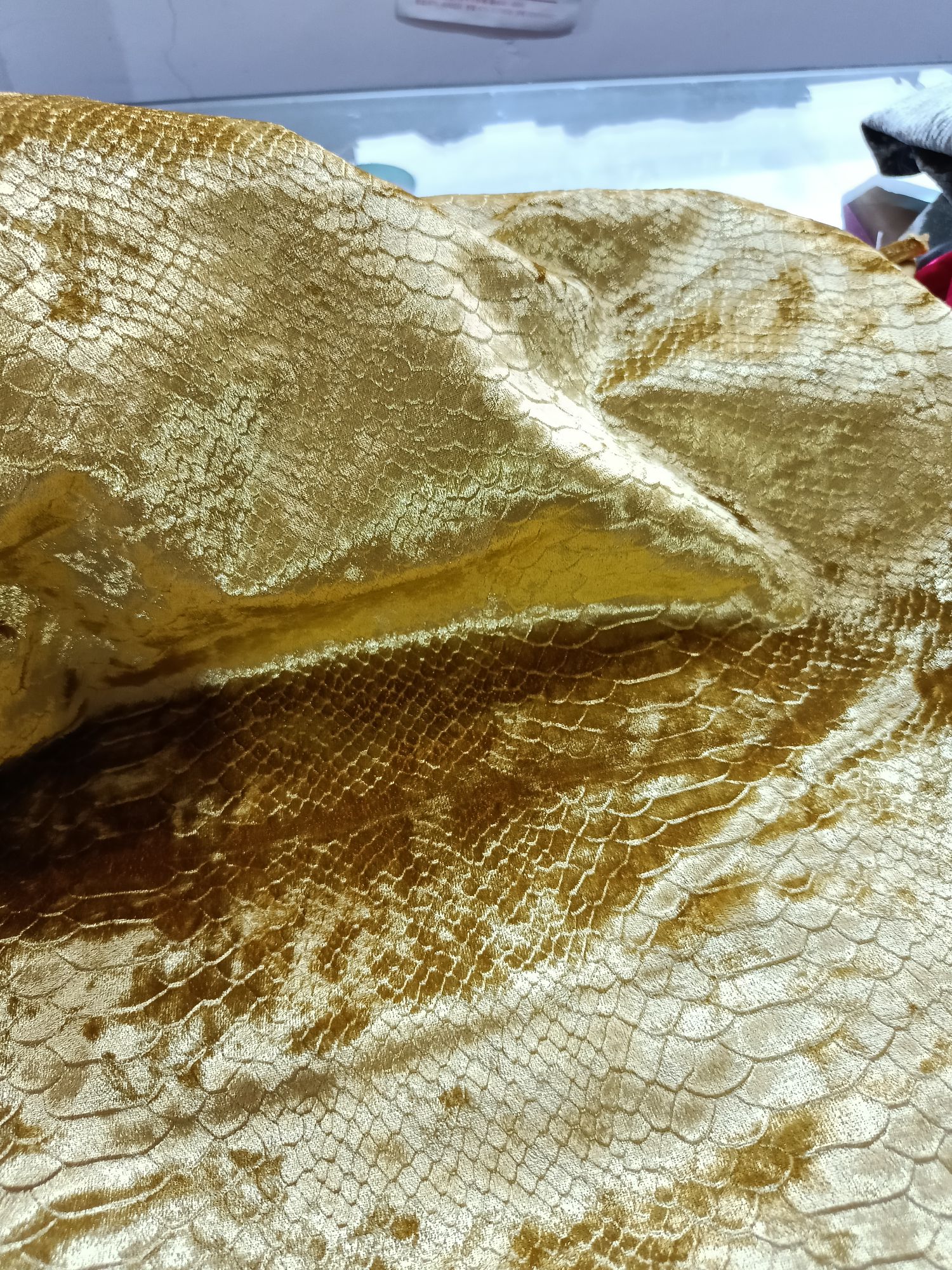 厂家直销植绒布 叽皮绒   丽丝绒  绒布压蛇纹等特殊流行面料欢迎订购详情图5