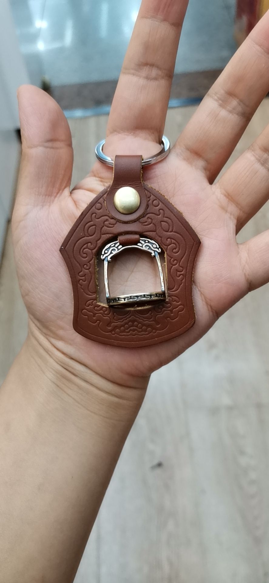 A smooth jewelry store specializing in cowhide horse treading, Inner Mongolia horse pedals, keychains, Inner Mongolia handicrafts, pendants, tourist souvenirs, and hanging keys
