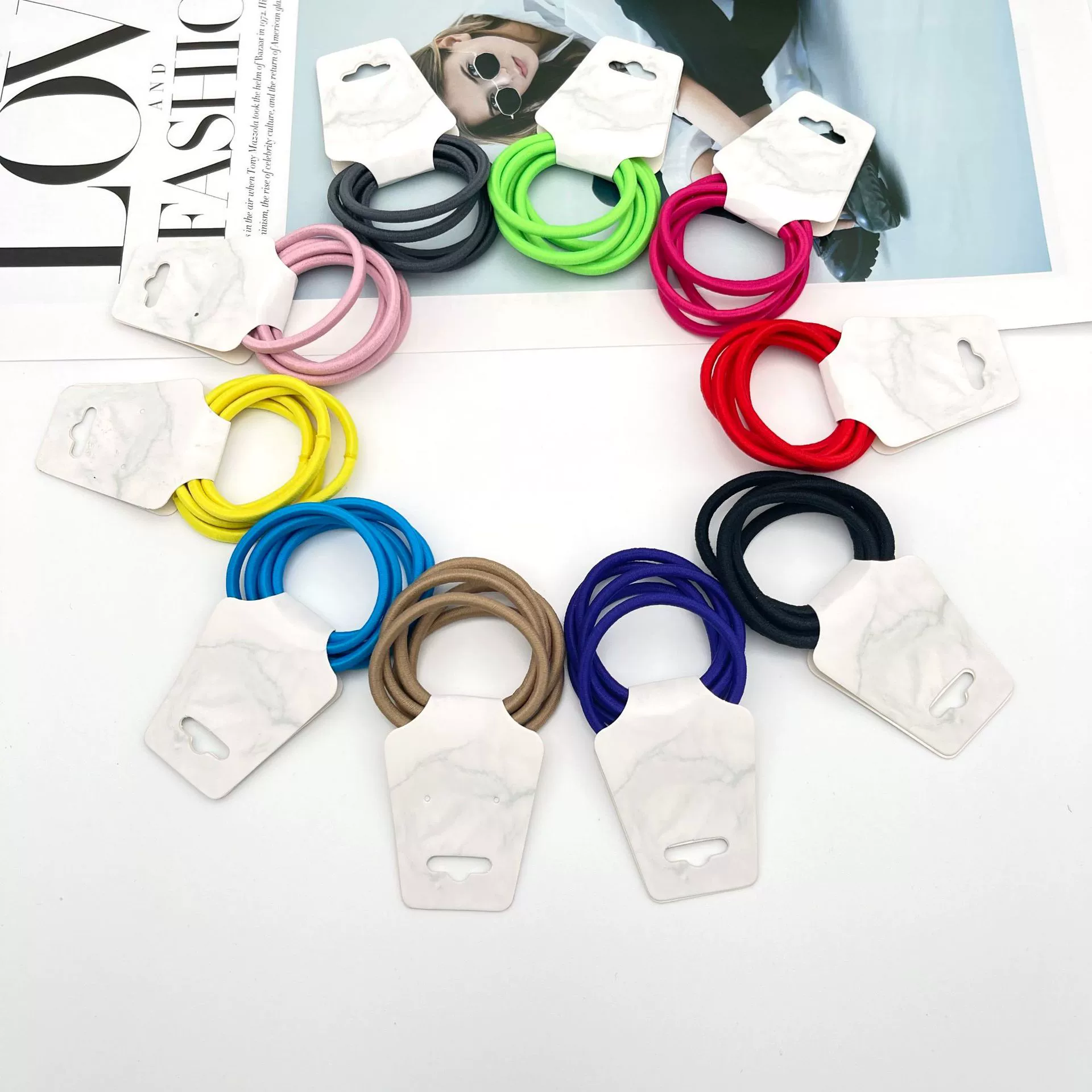 Korean 4mm thick colored high-elasticity seamless leather band headbands, 5 pieces per cardboard, 2 yuan for wholesale store accessories Application Scenario