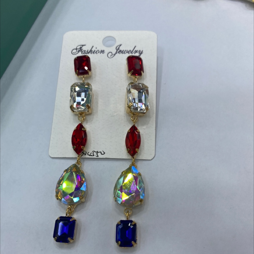 路易：欧帝2022年网络爆款新品耳环，时尚、个性、夸张设计风格，2022020款新品。