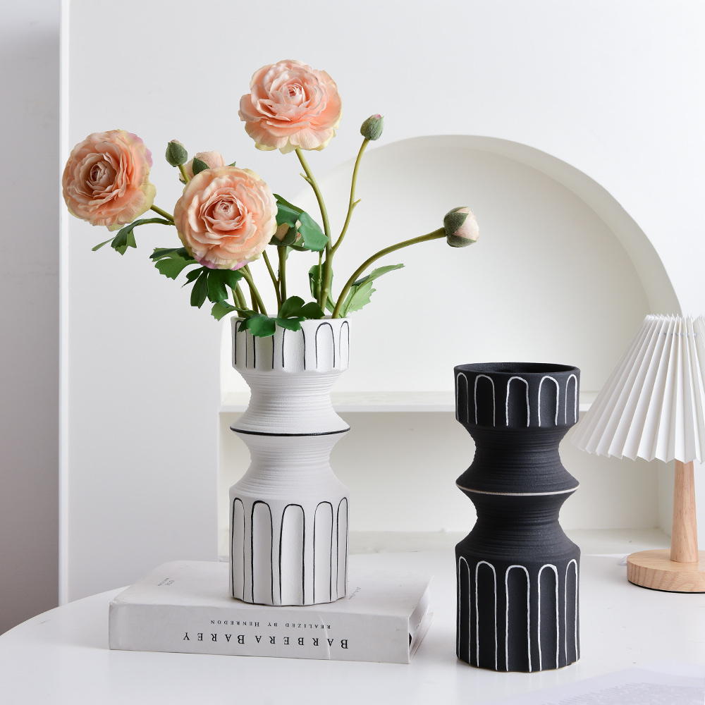 A modern and simple Nordic striped vase