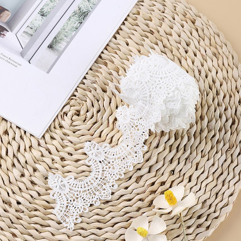 The white milk silk crescent-shaped lace in stock is available for 5 yards with a width of 6cm