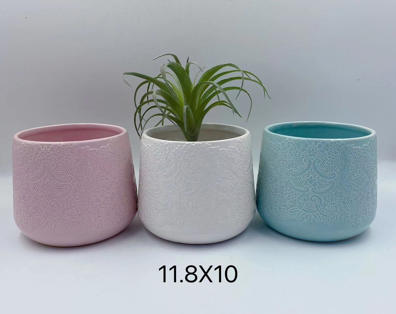 Ceramic flowerpot with lace pattern
