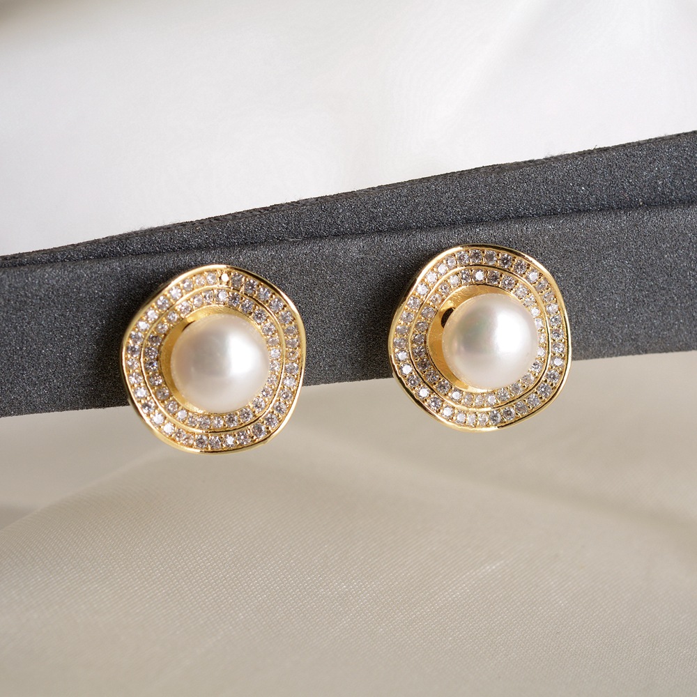 Simple anti-pearl inlaid zircon ear clips, no ear holes, women's fashion niche design, cold style plated real earrings wholesale