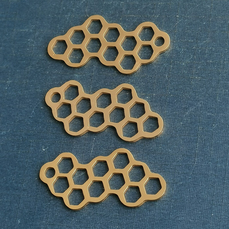 Wholesale of gold jewelry accessory materials, flying animal beehive copper bracelet, titanium steel pendant detail image 4