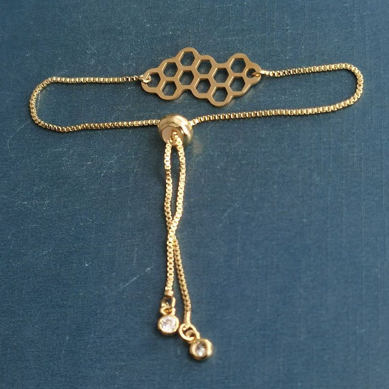 Wholesale of gold jewelry accessory materials, flying animal beehive copper bracelet, titanium steel pendant Application Scenario