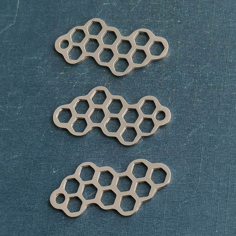 Wholesale of gold jewelry accessory materials, flying animal beehive copper bracelet, titanium steel pendant