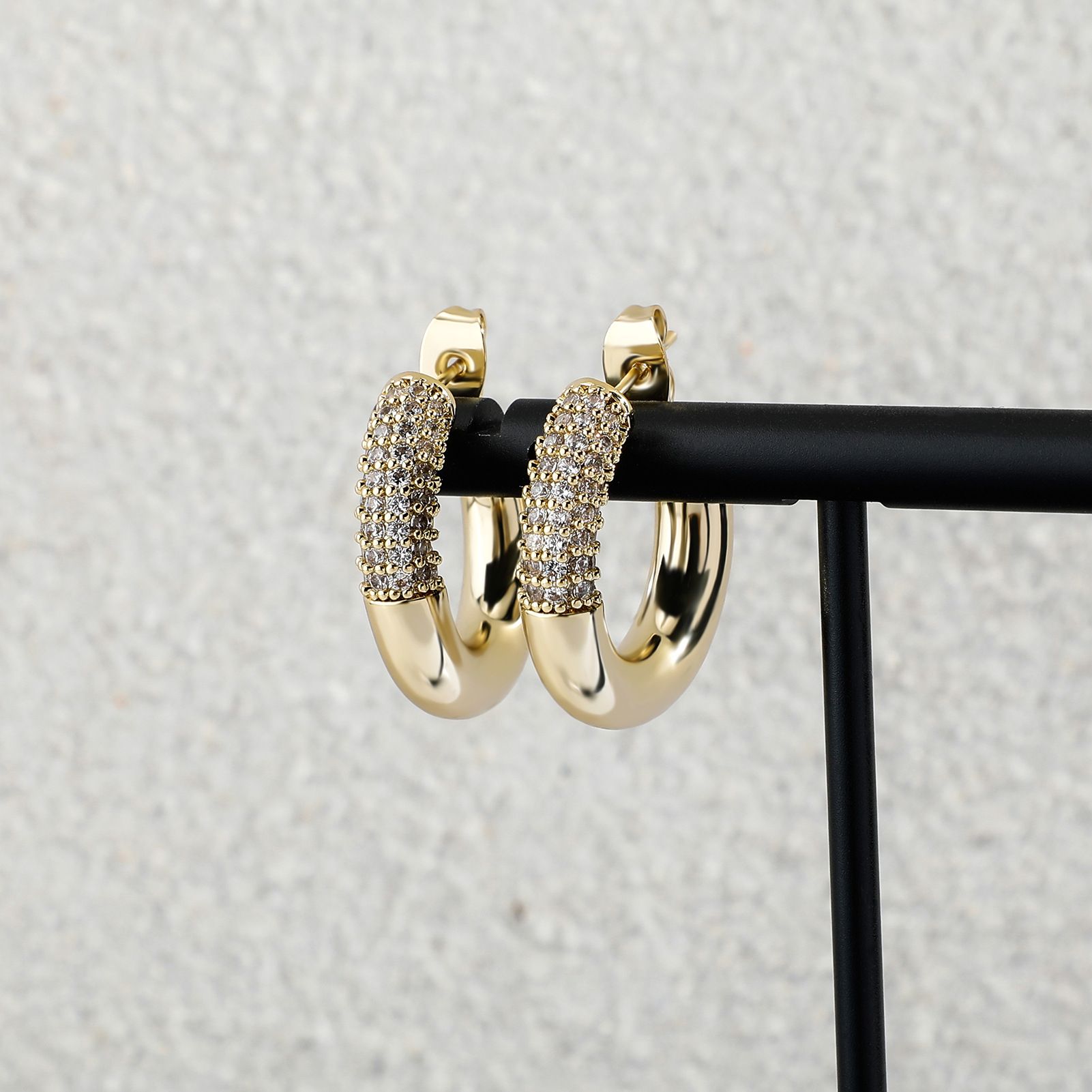 Micro-inlaid zircon earrings, geometric C-shaped rings, simple earrings with smooth stitching