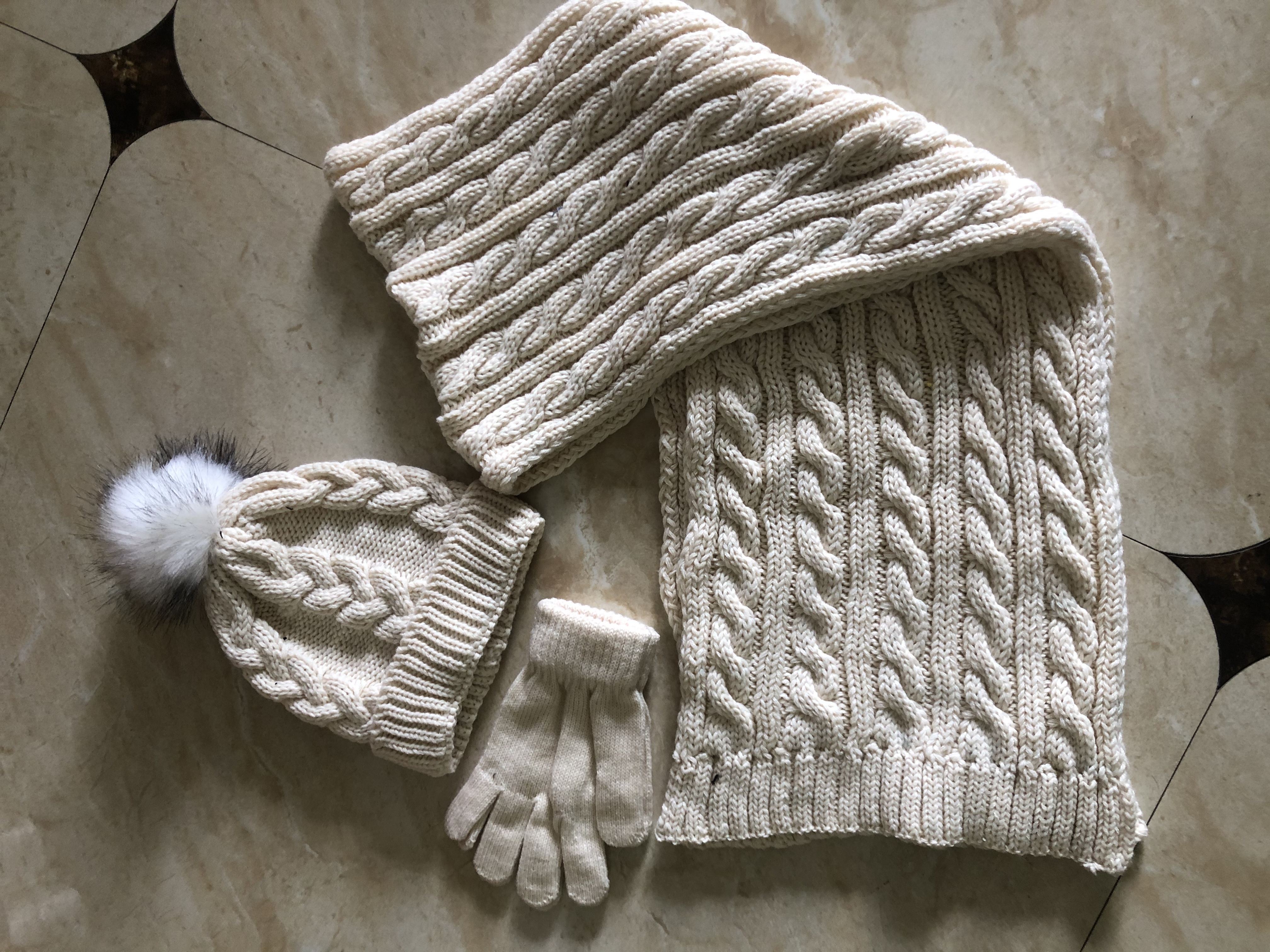 Cashmere 8-Figure Scarf, Hat, Gloves Three-Piece Set full figure