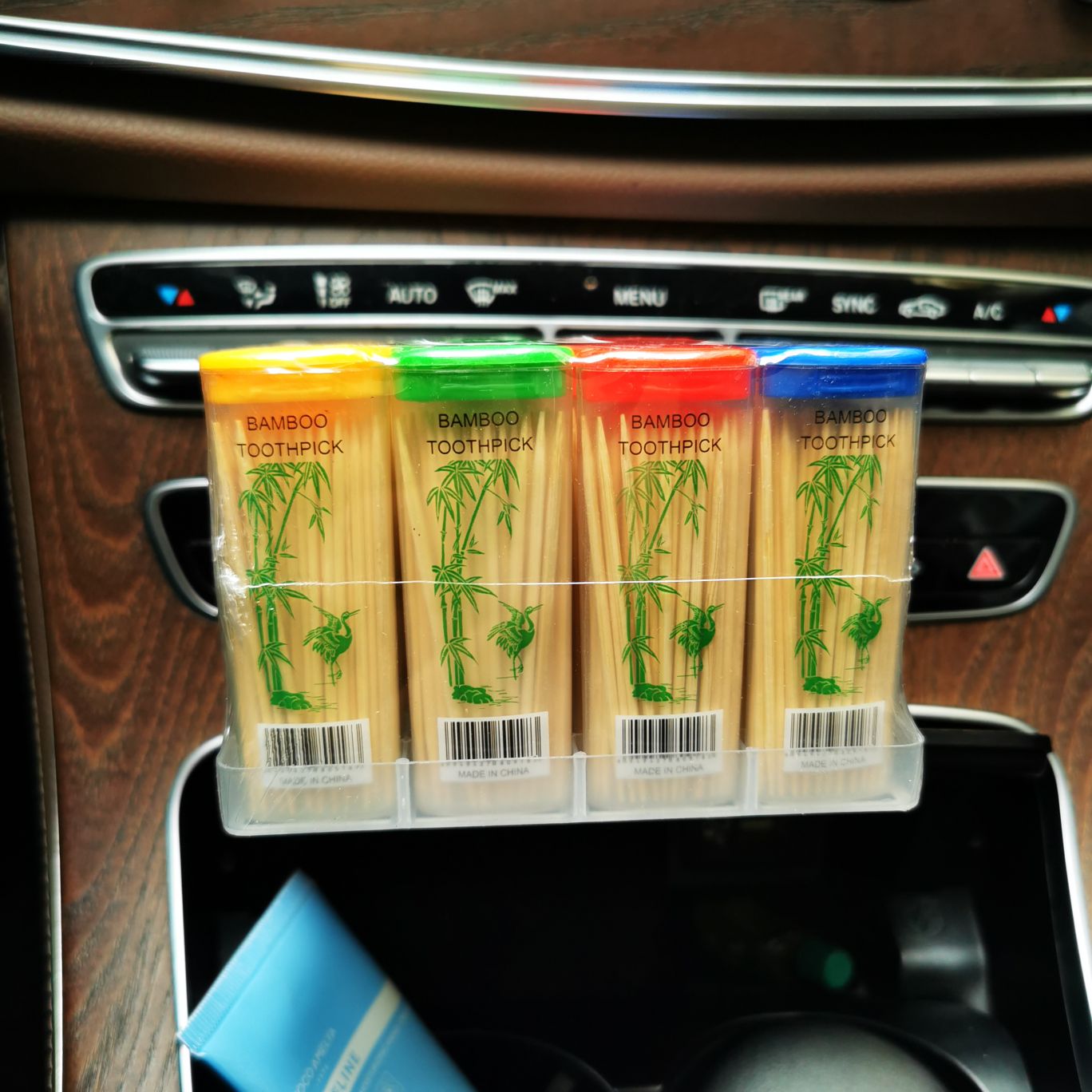 Xinwang brand offers a promotional advertisement for 1,000 toothpicks in the shape of lighters, customized dental floss, toothpicks, toothpick bottles and toothpick buckets Application Scenario