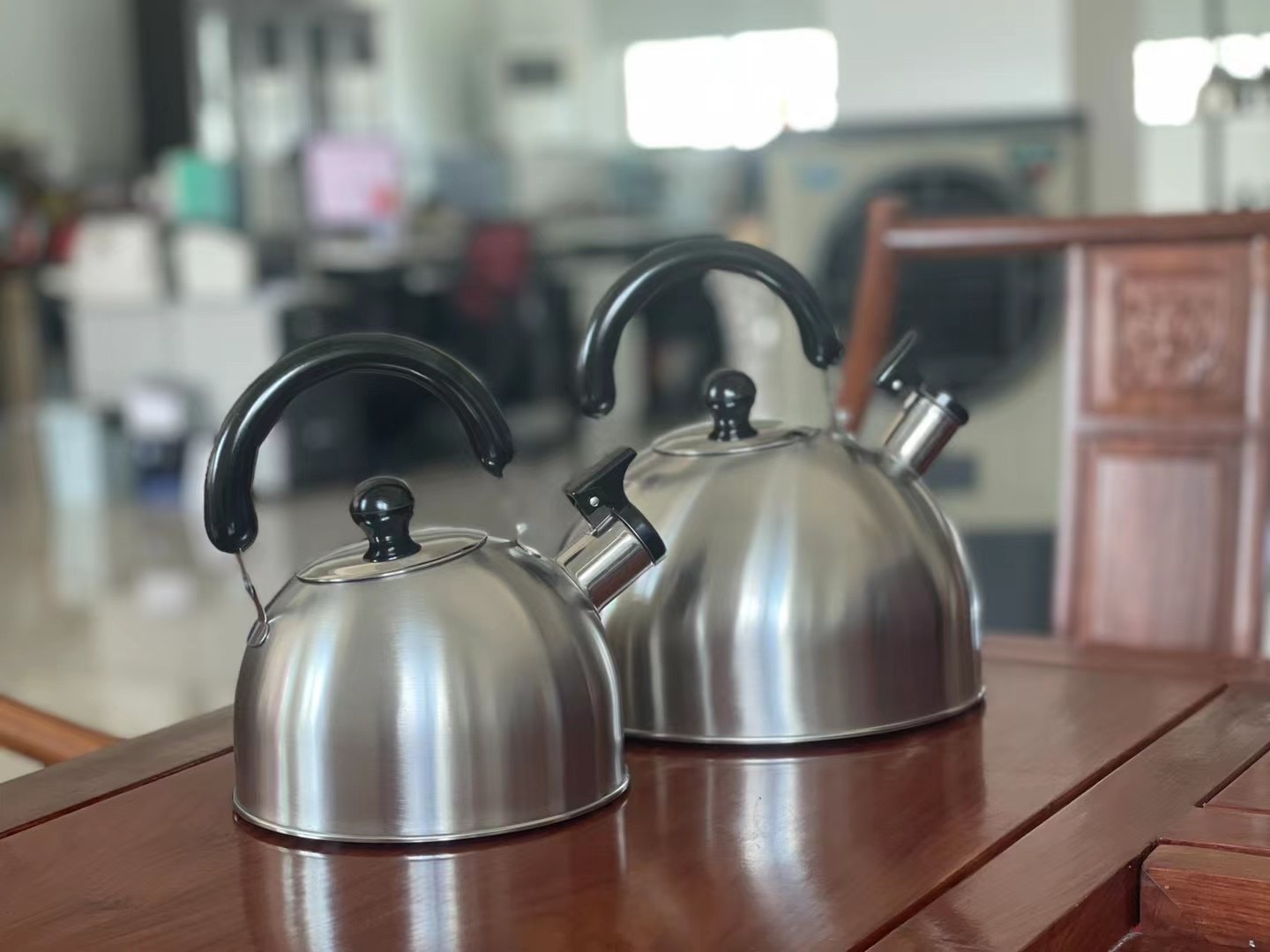 Sanding of A-type resonant flat-bottomed water bottle