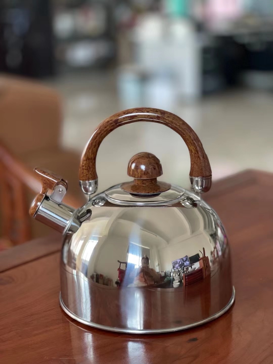 E-type resonant flat-bottomed water bottle