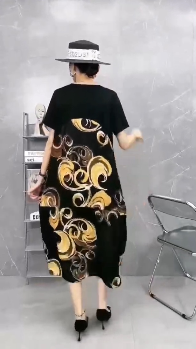 Loose dress with black background and big flowers Item Picture