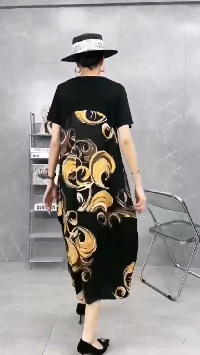 Loose dress with black background and big flowers Application Scenario