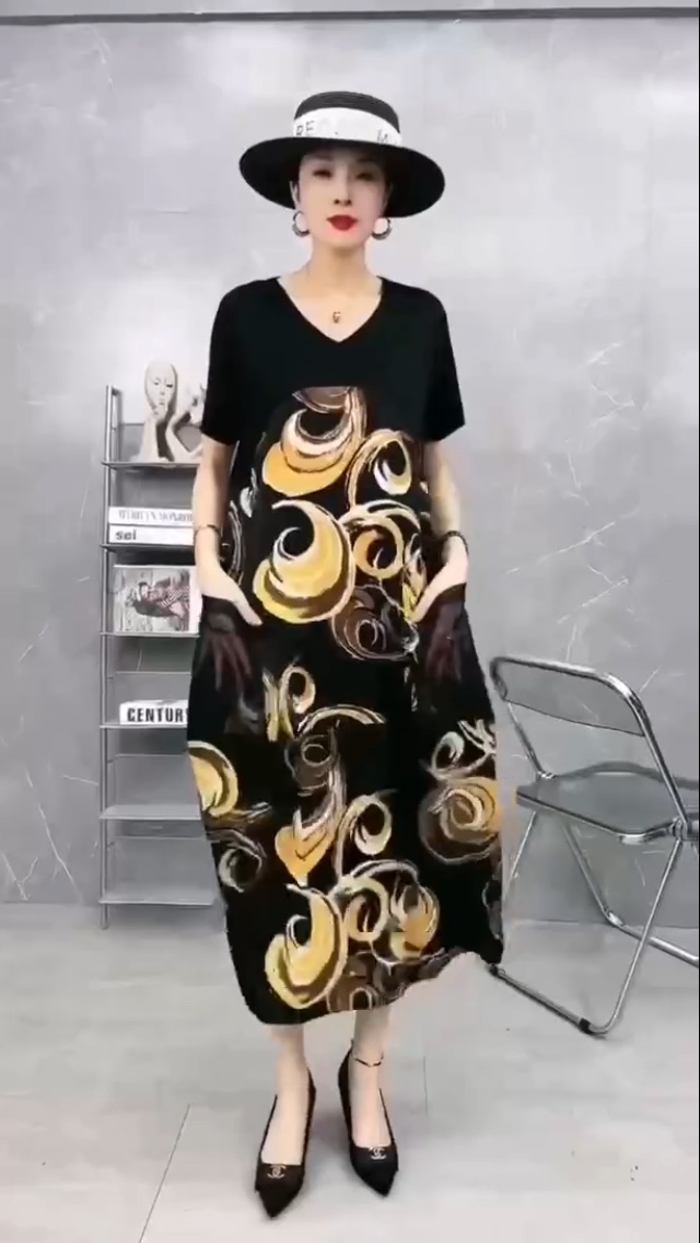 Loose dress with black background and big flowers details Picture