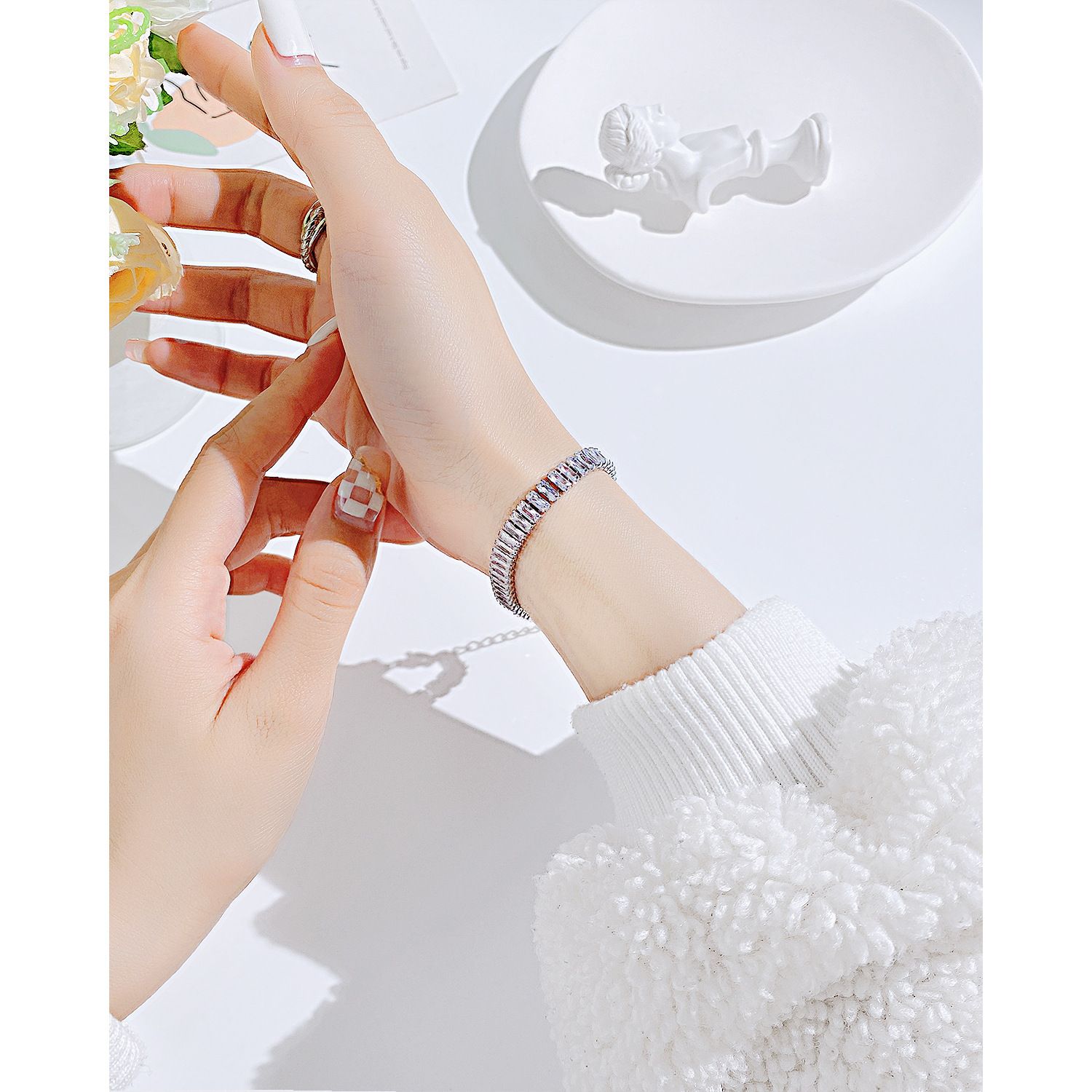 Cross-border source European and American personalized creative square zircon bracelet, fashionable and light luxury new style Application Scenario