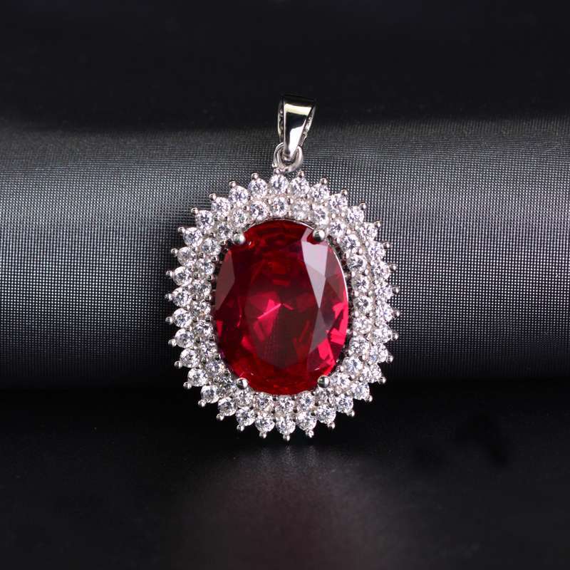 The European and American micro-inlaid pigeon blood gemstone necklace, collarbone chain and red corundum garnet pendant are exaggerated details Picture