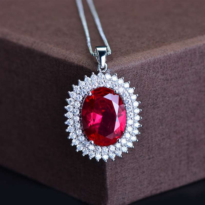 The European and American micro-inlaid pigeon blood gemstone necklace, collarbone chain and red corundum garnet pendant are exaggerated