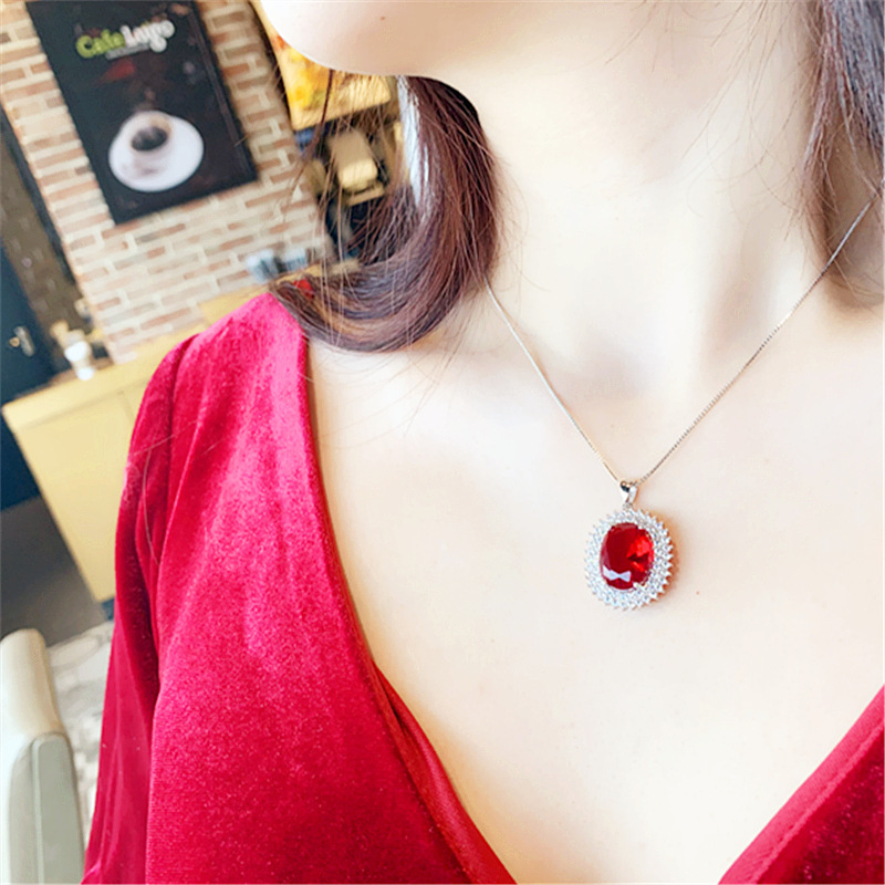 The European and American micro-inlaid pigeon blood gemstone necklace, collarbone chain and red corundum garnet pendant are exaggerated detail image 4