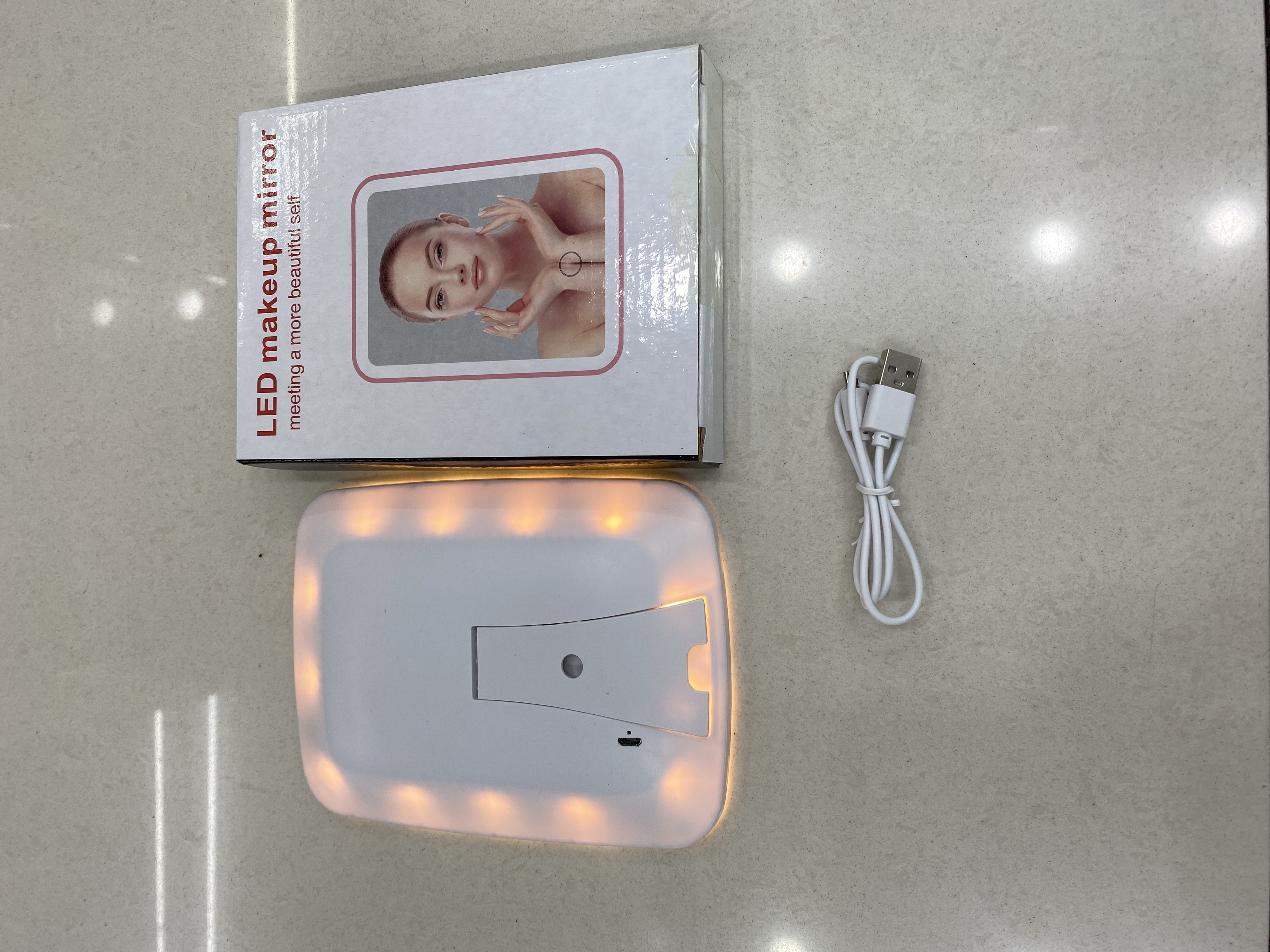 化妆镜白底实物图