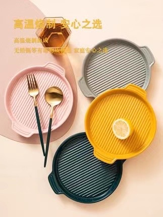 A round shallow baking tray