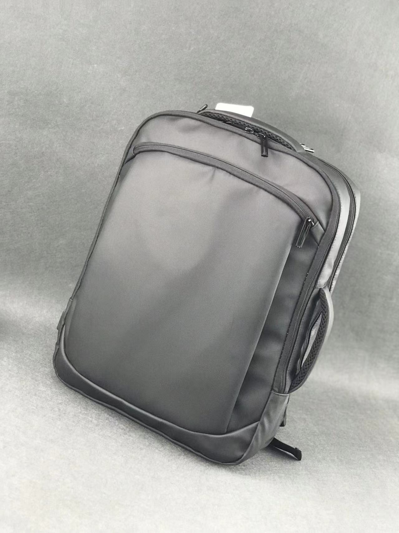 新款原创双肩包，防水大容量旅行男士背包，商务电脑背包，礼品厂家。图