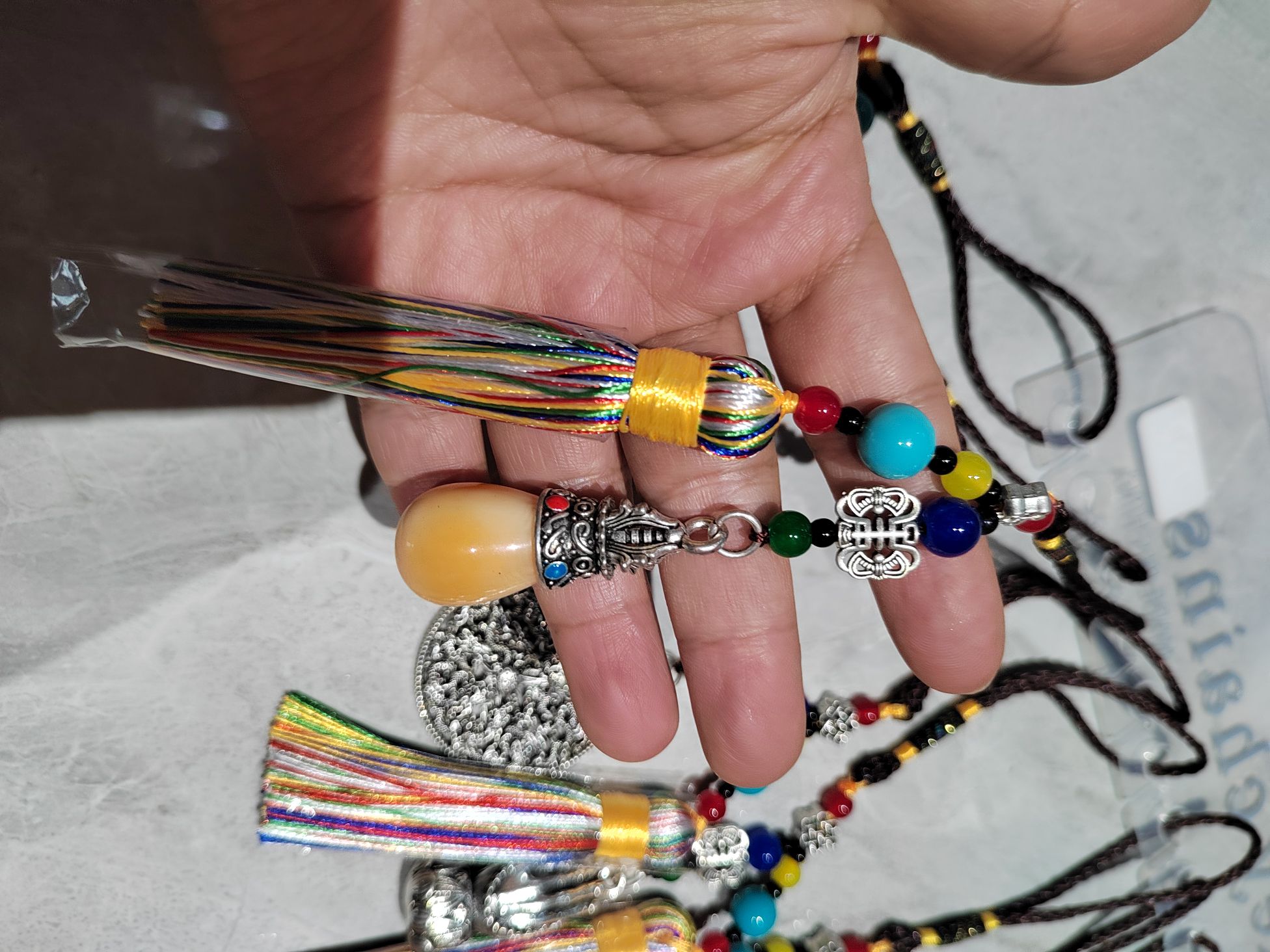 仿蜜蜡小挂件五彩流苏民族风景区地摊包挂车挂件0-10顺利饰品商行